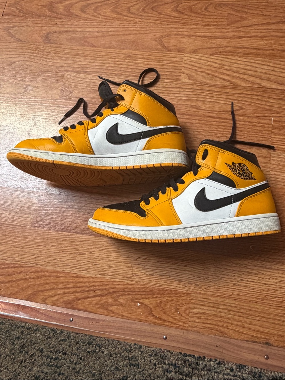 Nike Men’s size 9.5 Yellow Black White Air Jordan 1 Mid Sneakers like new